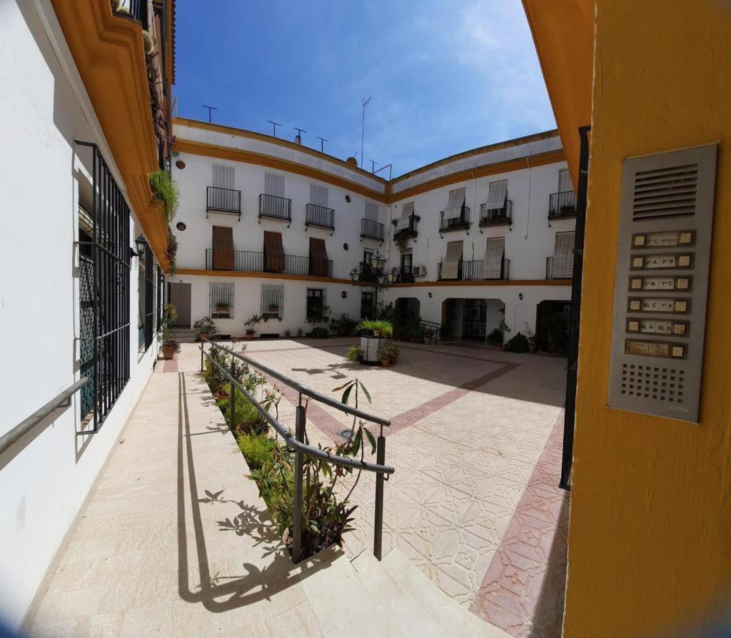 Budget And Cute Rooms With Balcony Sevilla Center Exterior photo