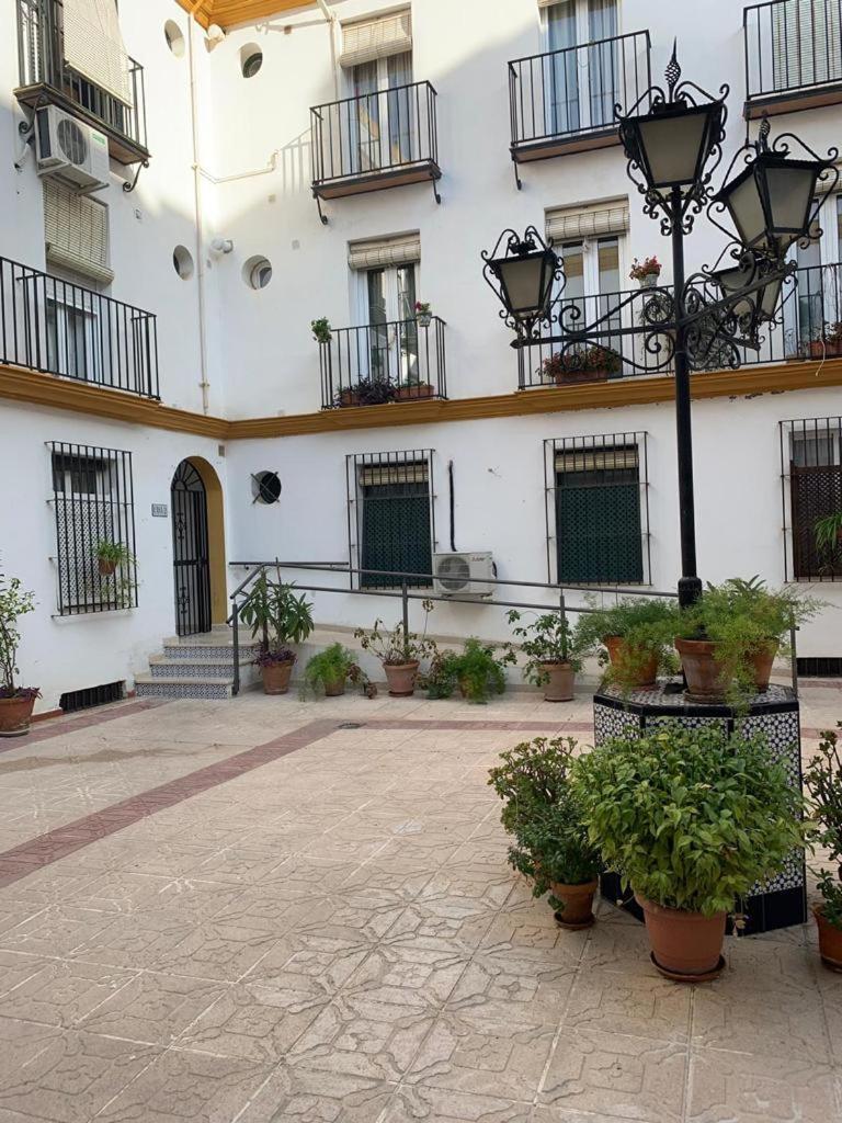 Budget And Cute Rooms With Balcony Sevilla Center Exterior photo