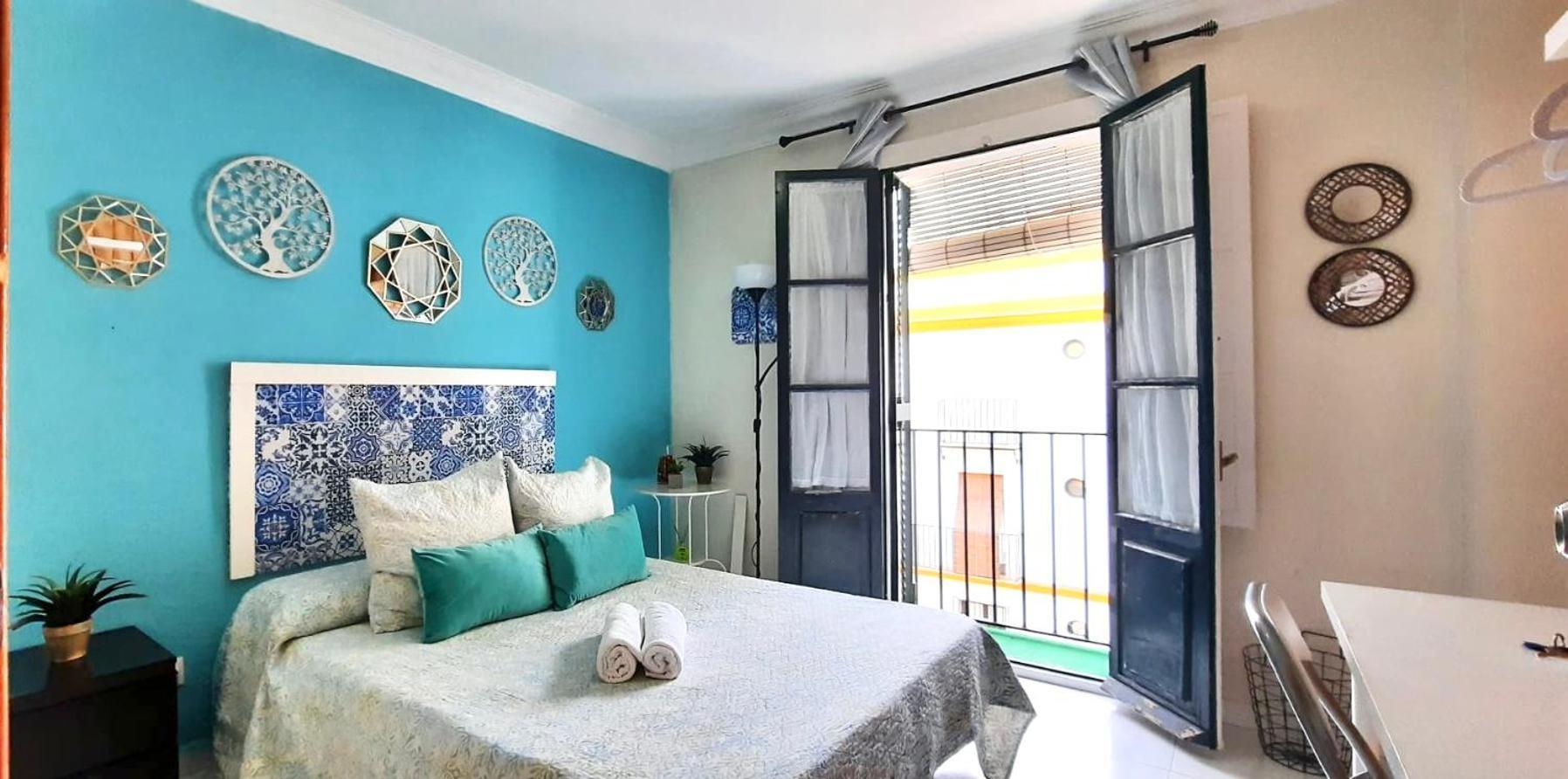 Budget And Cute Rooms With Balcony Sevilla Center Exterior photo