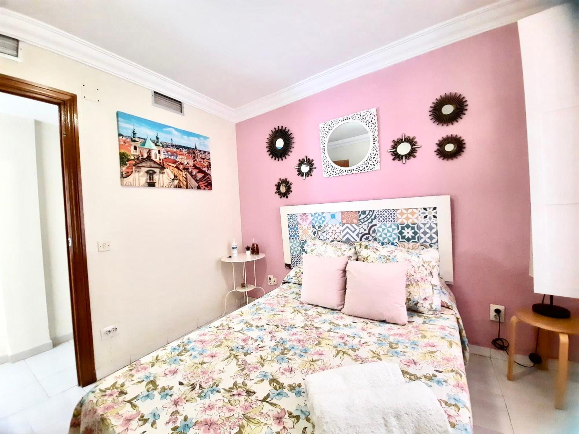 Budget And Cute Rooms With Balcony Sevilla Center Exterior photo