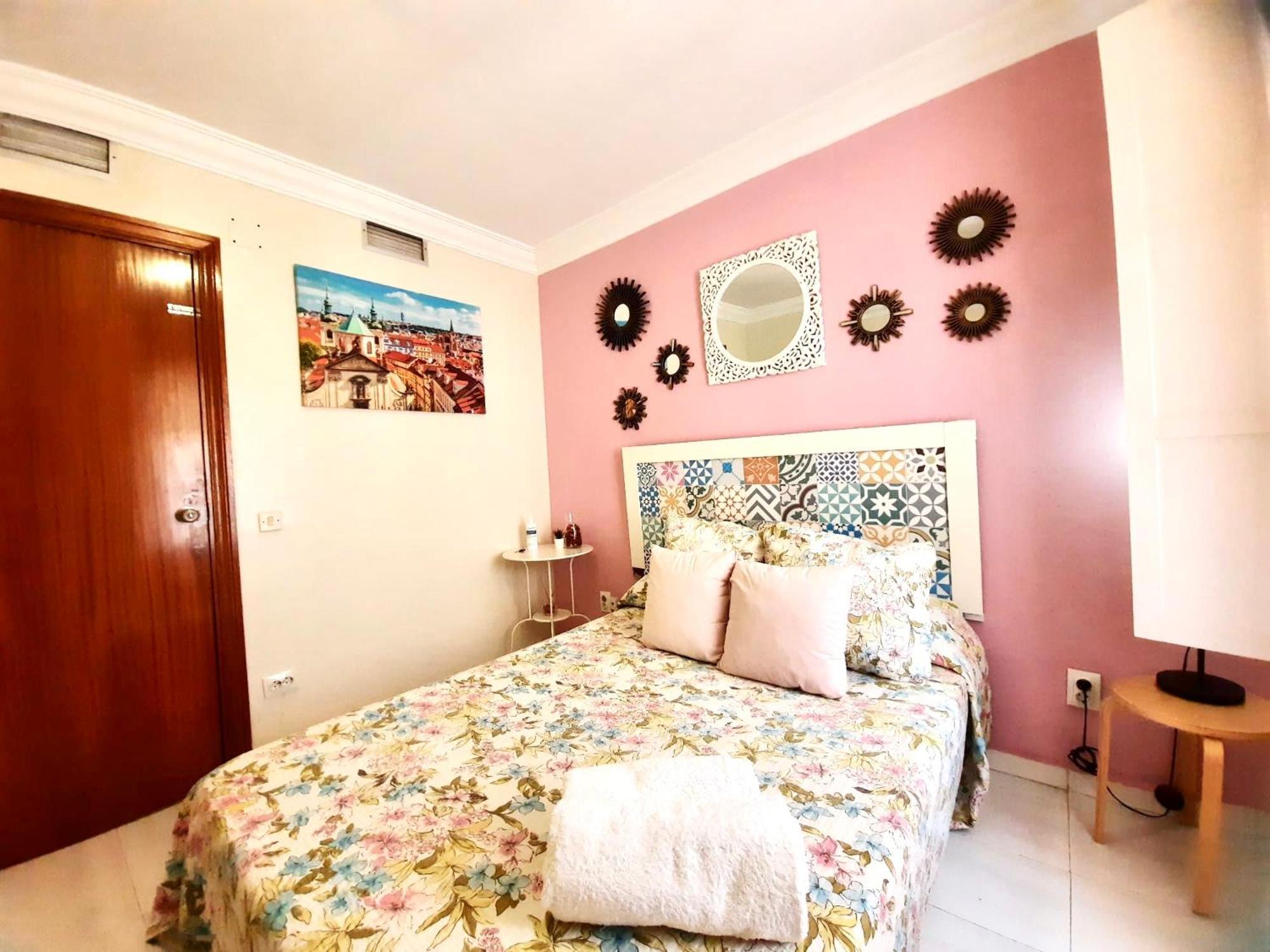 Budget And Cute Rooms With Balcony Sevilla Center Exterior photo