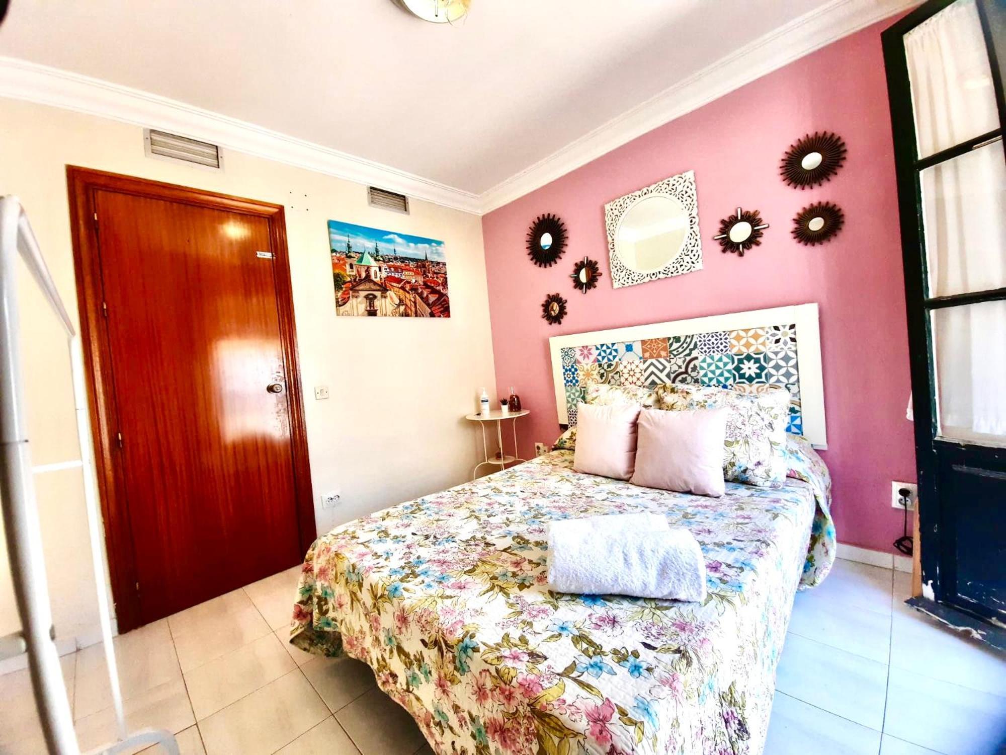 Budget And Cute Rooms With Balcony Sevilla Center Exterior photo