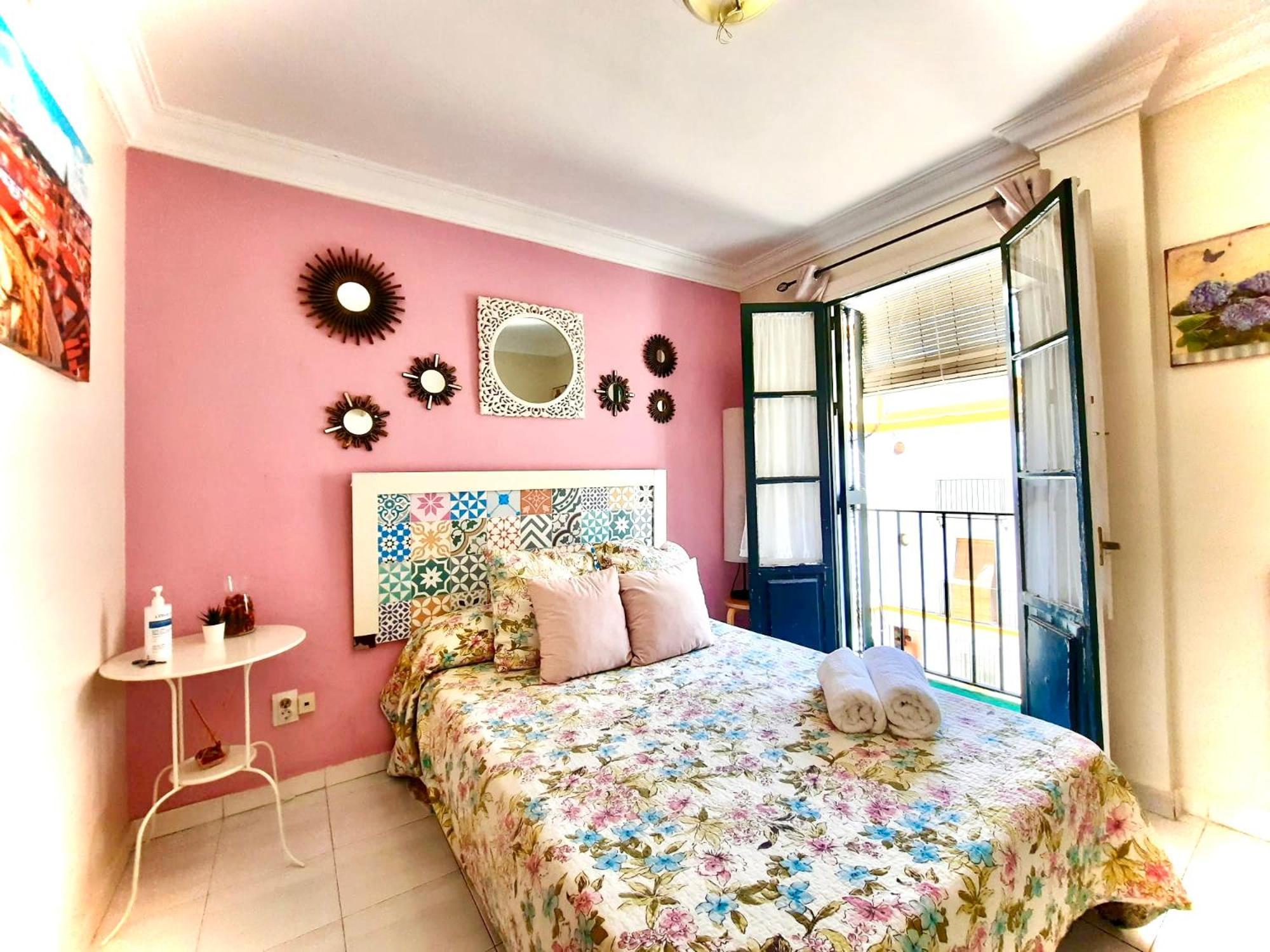 Budget And Cute Rooms With Balcony Sevilla Center Exterior photo