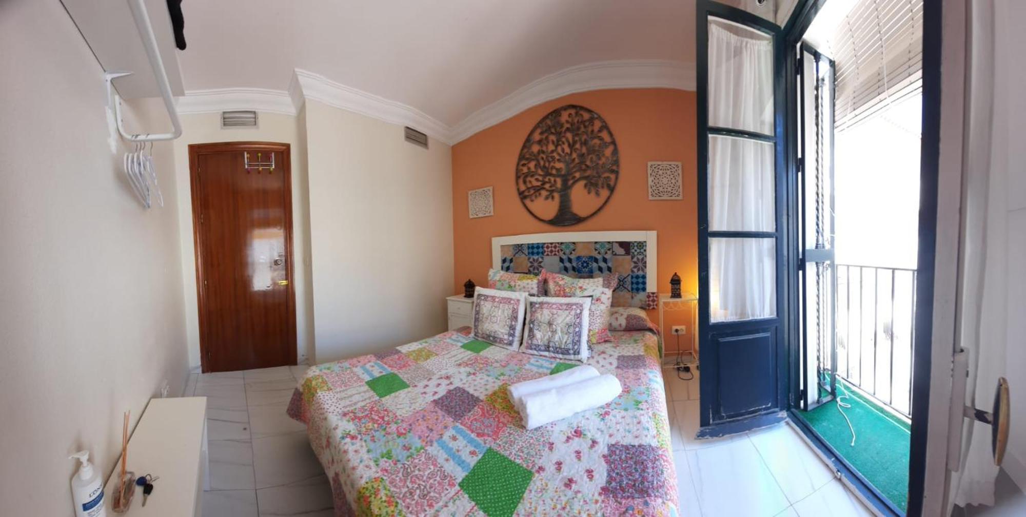 Budget And Cute Rooms With Balcony Sevilla Center Exterior photo