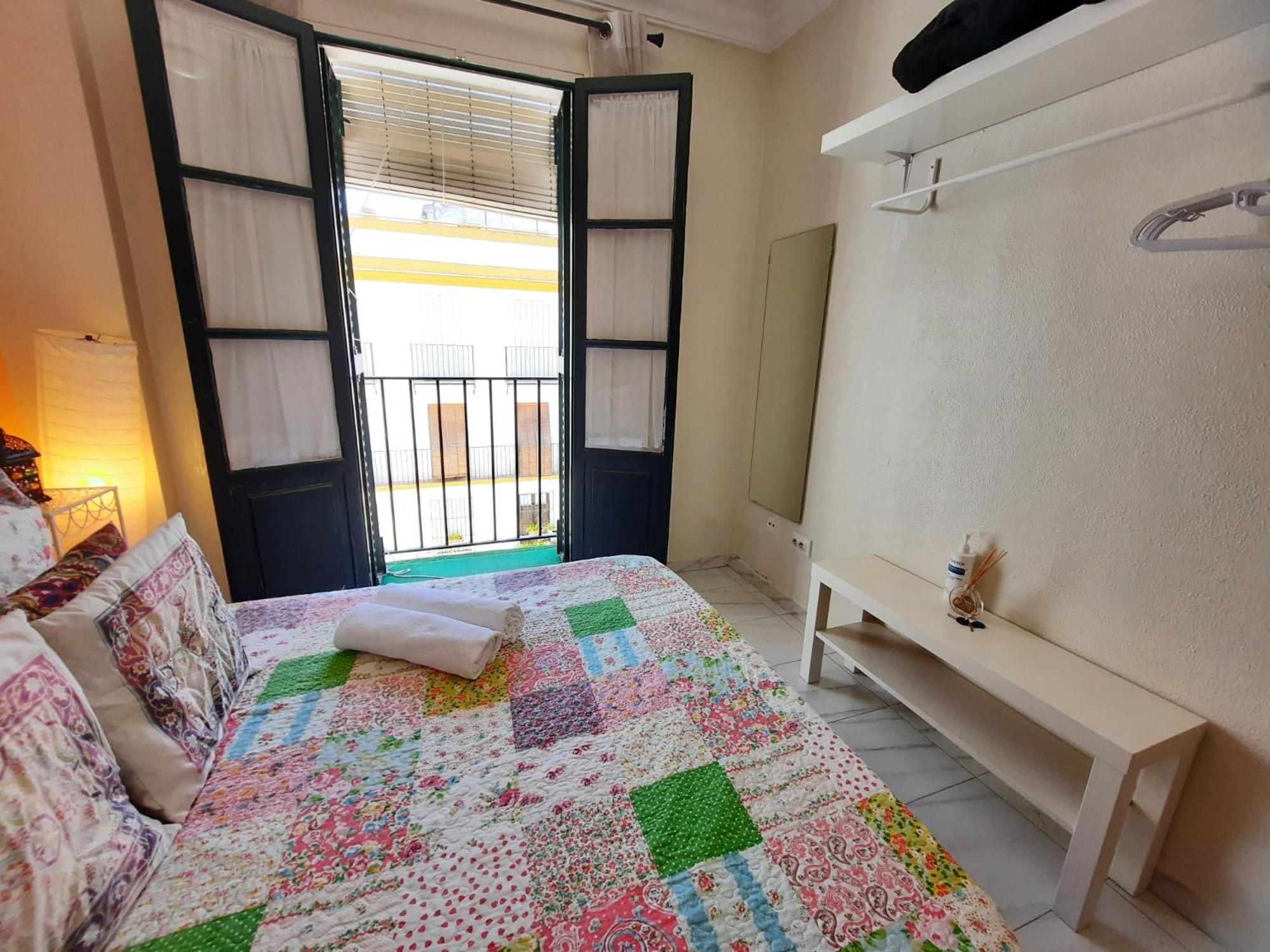 Budget And Cute Rooms With Balcony Sevilla Center Exterior photo