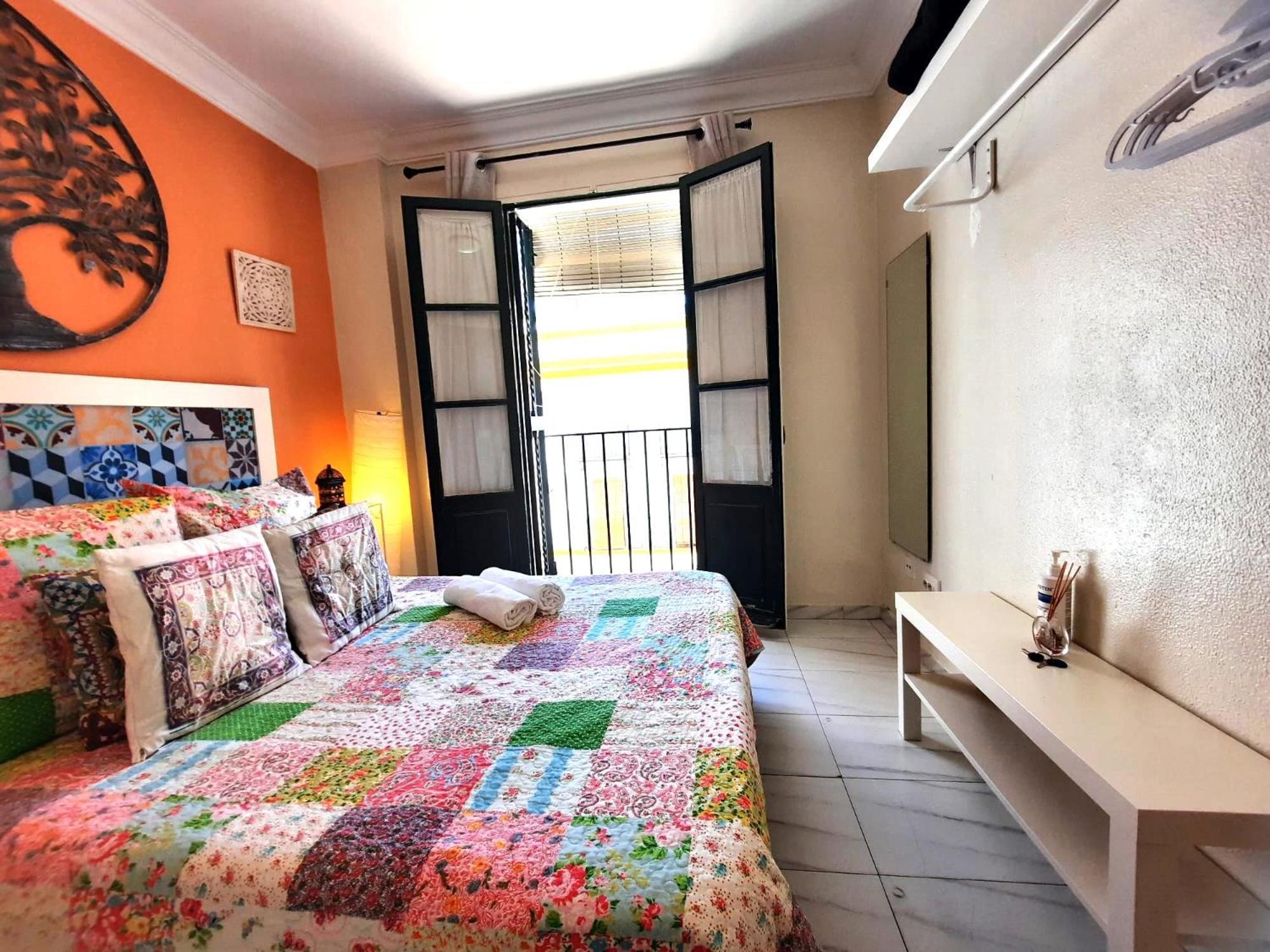 Budget And Cute Rooms With Balcony Sevilla Center Exterior photo