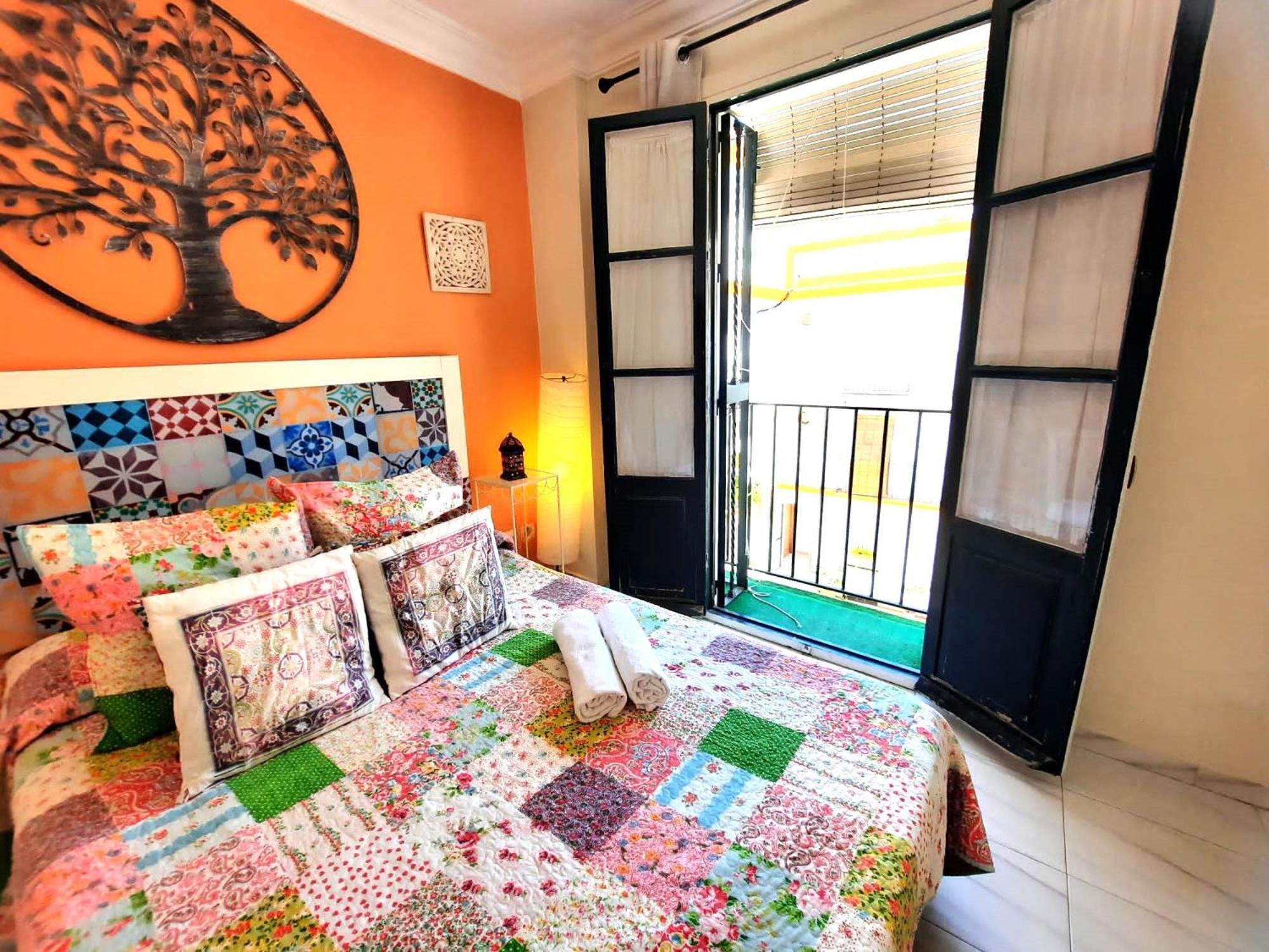 Budget And Cute Rooms With Balcony Sevilla Center Exterior photo