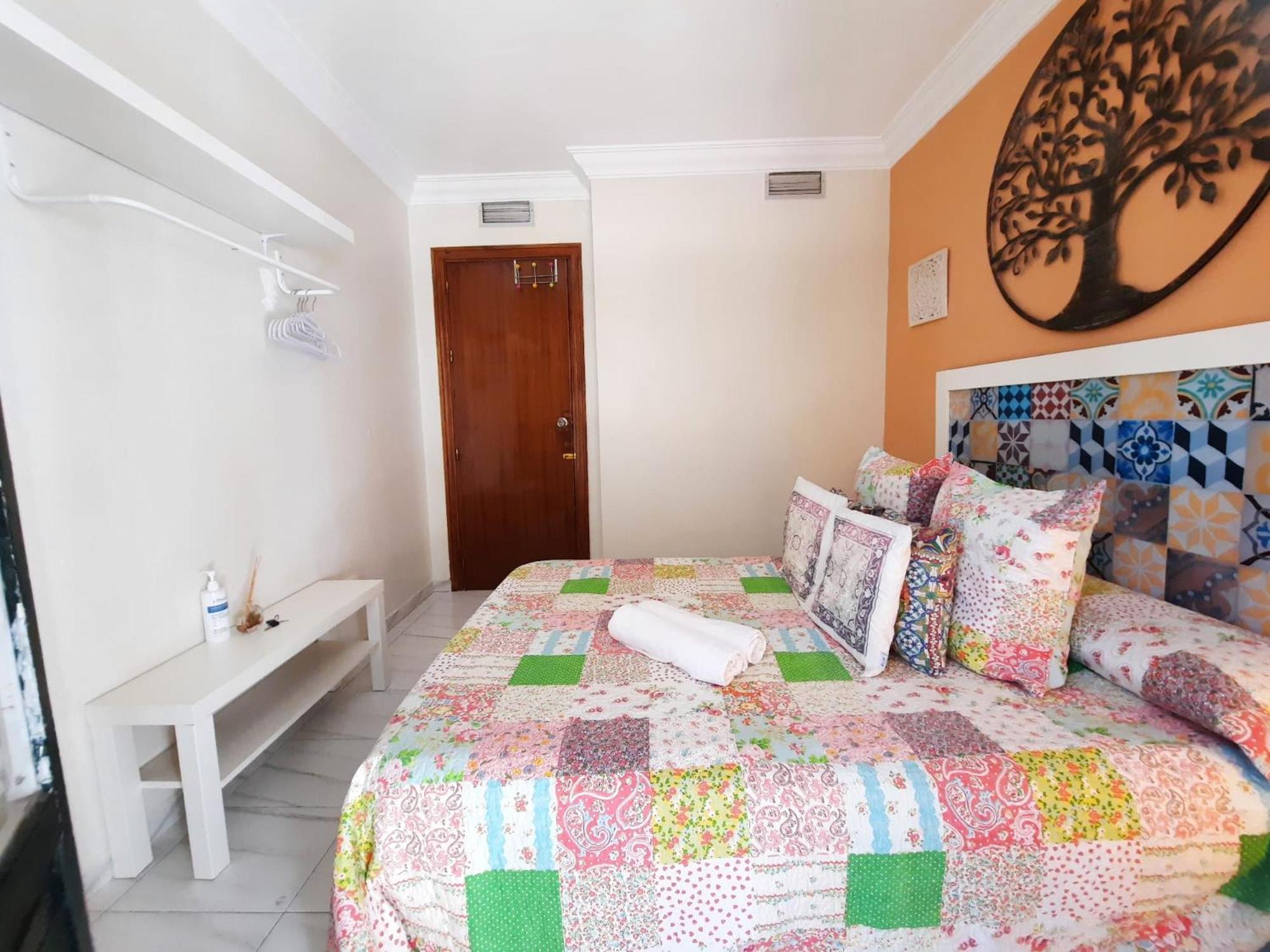 Budget And Cute Rooms With Balcony Sevilla Center Exterior photo