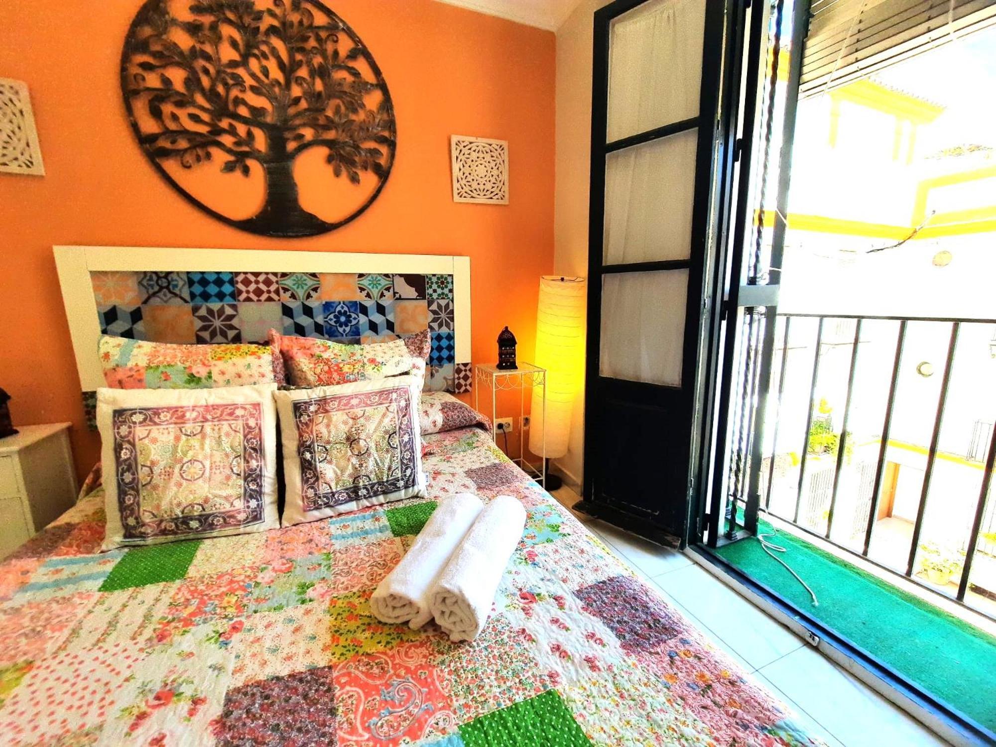 Budget And Cute Rooms With Balcony Sevilla Center Exterior photo