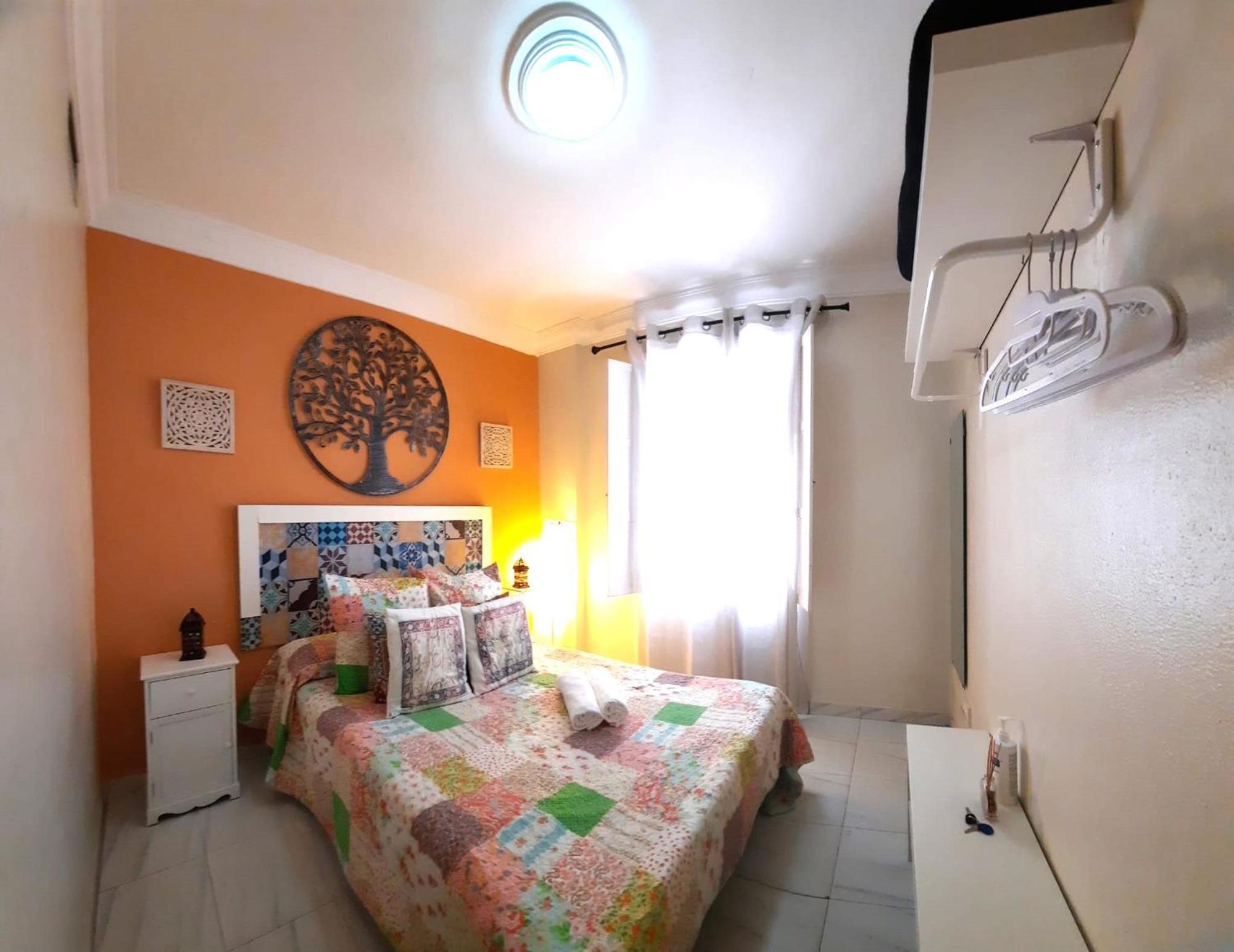 Budget And Cute Rooms With Balcony Sevilla Center Exterior photo