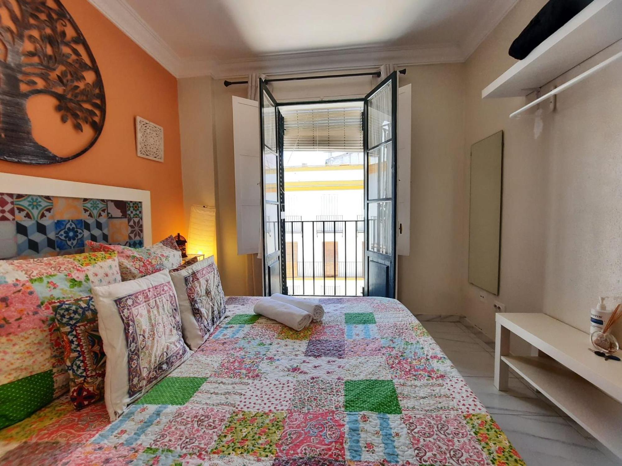 Budget And Cute Rooms With Balcony Sevilla Center Exterior photo