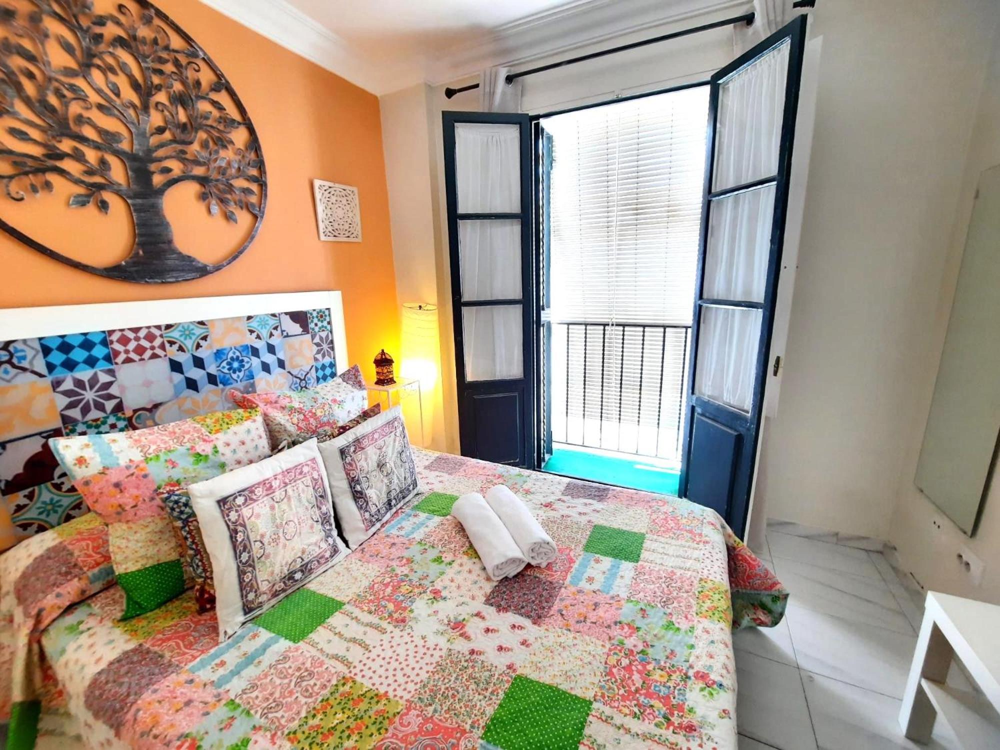 Budget And Cute Rooms With Balcony Sevilla Center Exterior photo