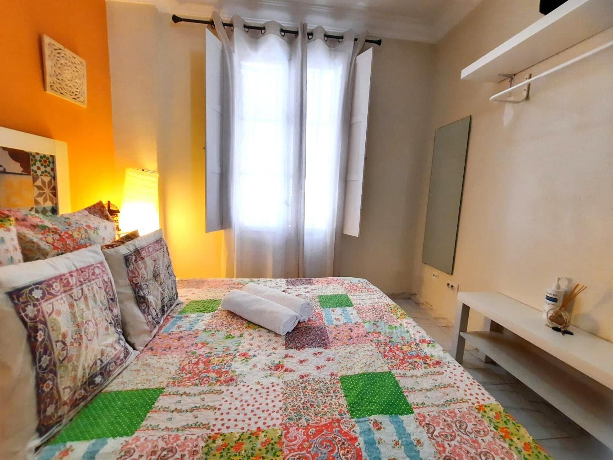 Budget And Cute Rooms With Balcony Sevilla Center Exterior photo